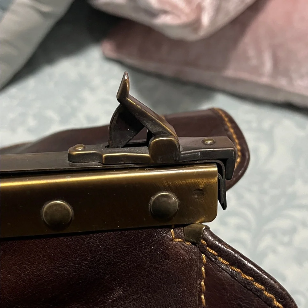 Exquisite Leather Weekend/Overnight bag. - Picture 6 of 10